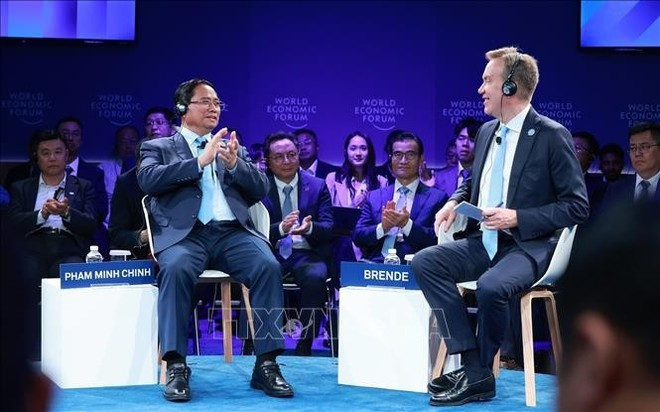 Le Premier ministre Pham Minh Chinh (à gauche) participe à une séance de dialogue politique avec Borge Brende, président-directeur général du Forum économique mondial. Photo : VNA borge-brende.jpg