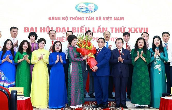 Le Premier ministre Pham Minh Chinh offre des fleurs aux membres du Comité du Parti pour le 27e mandat. Photo : VNA pham-minh-chinh-comite-de-lorganisation-du-parti-de-la-vna.jpg