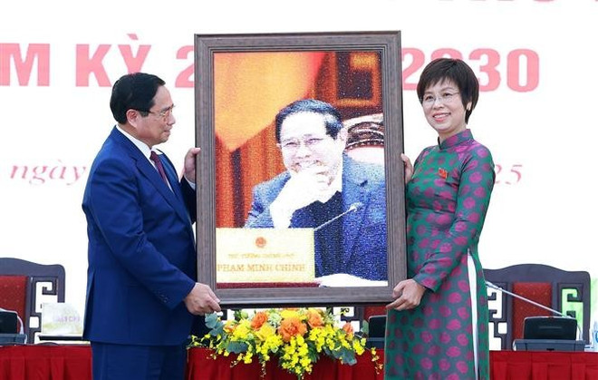 La secrétaire du Comité du Parti et directrice générale de la VNA, Vu Viêt Trang, offre une photo en guise de souvenir au Premier ministre Pham Minh Chinh. Photo : VNA pham-minh-chinh-vu-viet-trang.jpg