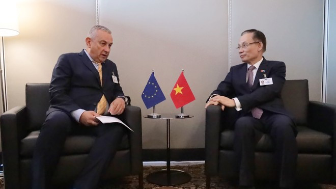 Le ministre des Affaires étrangères par intérim, Lê Hoài Trung (à droite), rencontre le commissaire européen aux partenariats internationaux, Jozef Síkela, à New York, le 24 septembre. Photo : VNA le-hoai-trung-jozef-sikel.jpg
