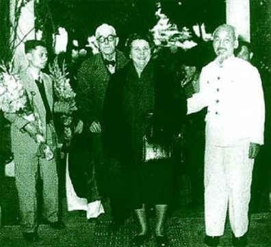 Le Président Hô Chi Minh s’est personnellement rendu à l’aéroport de Gia Lâm, à Hanoï, pour accueillir la famille de l’avocat Loseby. Photo d'archives : Musée Hô Chi Minh. ho-chi-minh-famille-de-lavocat-loseby.jpg