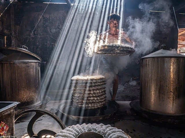 Une photo intitulée «Bánh hỏii » qui a remporté un prix international en 2025. Photo: gracieuseté de Dang Hoài Anh banh-hoi-dang-hoai-an.jpg