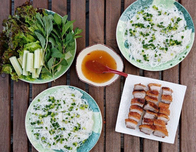 Bánh hỏi avec poitrine de porc croustillante. Photo : lorca.vn banh-hoi-avec-poitrine-de-porc-croustillante.jpg