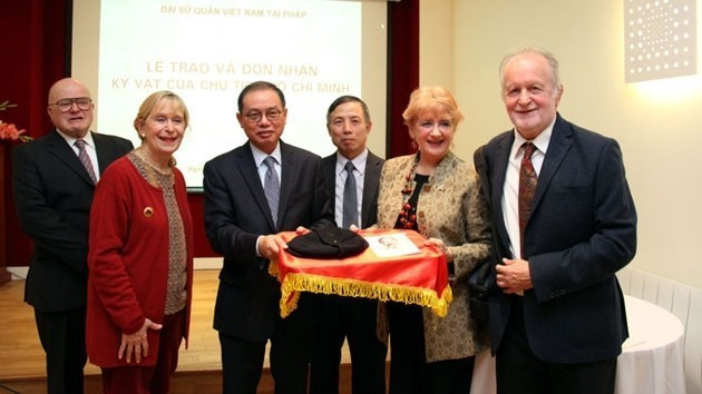 En 2016, les représentants de l’ambassade du Vietnam en France ont reçu les objets souvenirs du président Hô Chi Minh remis par la famille de Pierre. Photo : baophapluat.vn famille-de-pierre.jpg