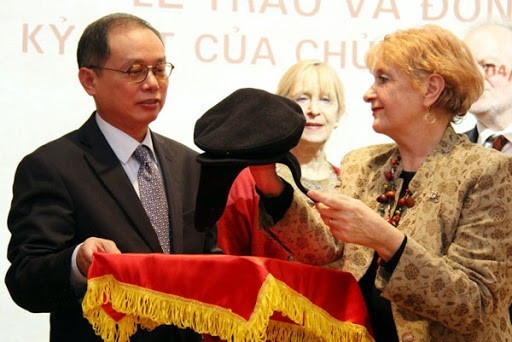 Le chapeau souvenir du président Hô Chi Minh, soigneusement conservé par la famille de Pierre Biquard, est resté intact malgré les années. Photo : baophapluat.vn famille-de-pierre-biquard.jpg