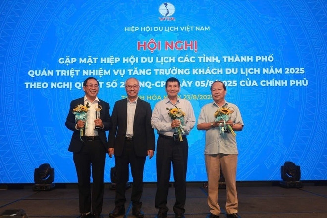 Le président de la VITA, Vu Thê Binh, remet des certificats de mérite et des insignes aux collectifs et aux individus pour leurs contributions à l'industrie du tourisme. vu-the-binh.jpg