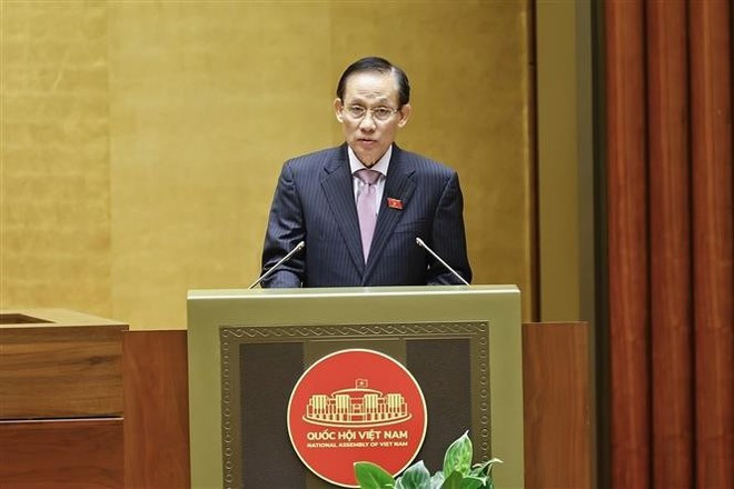 Le ministre des Affaires étrangères, Lê Hoài Trung, présente un rapport de vérification sur le projet de loi modifiant et complétant certaines dispositions de la loi sur les traités internationaux. Photo : VNA le-hoai-trung-assemblee-nationale.jpg