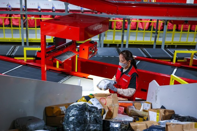 Viettel Post a adopté des plateformes de tri mobiles pour réduire les distances de transport et installé des panneaux solaires dans ses entrepôts. Photo : VietnamPlus poste-viettel.jpg
