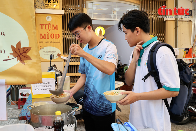 Deux étudiants dans le restaurant en libre-service. Photo: VNA restaurant-libre-service.png