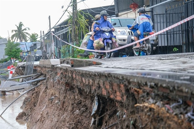Un site érodé le long de la section du canal Thom Rom, dans le quartier de Thuân Hung de Cân Tho, a provoqué l'effondrement de trois maisons et d'une usine de fabrication de papier de riz le 16 mai. Photo : VNA canal-thom-rom.jpg