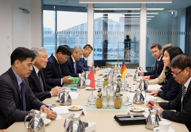 Le vice-Premier ministre permanent Nguyên Hoa Binh travaille avec la ministre fédérale de l’Économie et de l’Énergie, Katherina Reiche. Photo : VNA nguyen-hoa-binh-katharina-reiche.jpg
