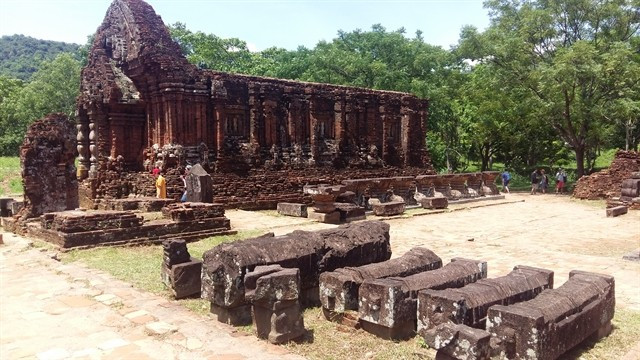 Des touristes visitent un vestige d'une ancienne tour Cham dans le sanctuaire de My Son. Photo : VNA sanctuaire-de-my-son.jpg