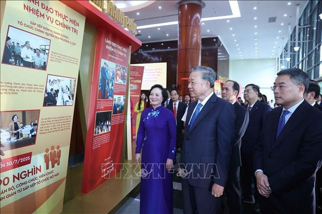 Le secrétaire général du Parti Tô Lâm visite une exposion des réalisations du secteur des affaires intérieures lors de la cérémonie, à Hanoi, le 27 août. Photo: VNA to-lam-affaires-interieures.jpg