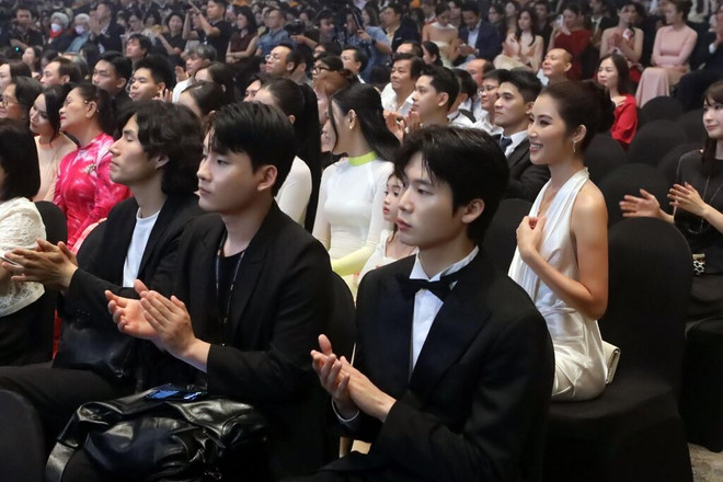 De nombreux cinéastes internationaux et amateurs de cinéma étaient présents lors de la cérémonie d’ouverture de la 3e édition du Festival du film asiatique de Dà Nang (DANAFF III). Photo : VNA cineastes-internationaux-et-amateurs-de-cinema.jpg