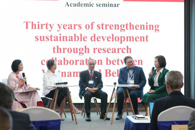 Lors du séminaire consacré à 30 ans de développement durable par la recherche conjointe, les participants ont discuté des mécanismes et des plans visant à étendre la collaboration de recherche future entre le Vietnam et la Belgique. Photo : vnu.edu.vn seminaire-vietnam-belgique.jpg