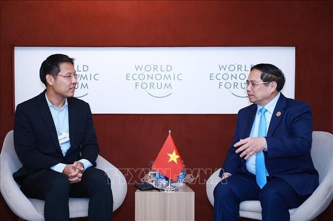 Le Premier ministre Pham Minh Chinh (à droite) rencontre Yinglan Tan, fondateur gérant d’Insignia Ventures Partners, à Tianjin, le 25 juin. Photo : VNA yinglan-tan.jpg