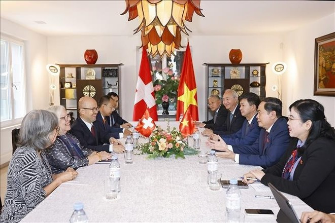 Séance de travail entre le président de l’Assemblée nationale du Vietnam, Trân Thanh Mân, et la présidente de l’Association d’amitié Suisse-Vietnam, Anjuska Marija Weil, à Genève, le 28 juillet Photo : VNA anjuska-marija-weil.jpg