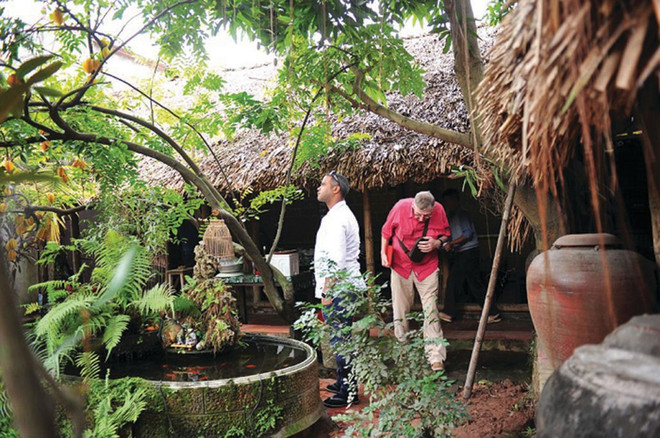 Touristes visitant une maison de l’ancien village de Phong Nam. Photo : CTV/CVN touristes-visitant-une-maison-de-lancien-village-de-phong-nam.jpg