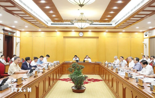 Vue d’ensemble de la réunion du Politburo et du Secrétariat du Comité central du Parti, le 4 juillet, consacrée à la mise en œuvre des résolutions et conclusions concernant la réorganisation des unités administratives. Photo : VNA to-lam-politburo.jpg