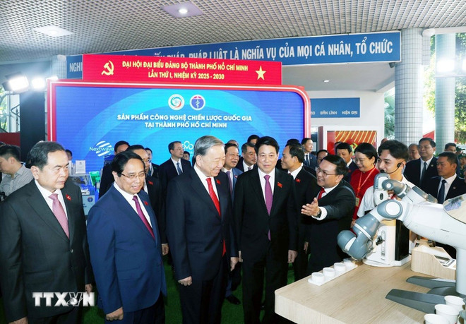 Les dirigeants visitent une exposition tenue dans le cadre du premier Congrès du Comité du Parti de Hô Chi Minh-Ville pour le mandat 2025-2030. Photo: VNA expo-congres-du-comite-du-parti-de-ho-chi-minh-ville.jpg