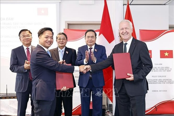 Le président de l’Assemblée nationale, Trân Thanh Mân, a assisté à la cérémonie de signature d’un protocole d’accord de coopération pour le développement de la place financière internationale entre l’Agence pour l’investissement étranger (AIE) du ministère vietnamien des Finances et l’Association suisse des technologies financières (SFI). Photo : VNA protocole-daccord.jpg