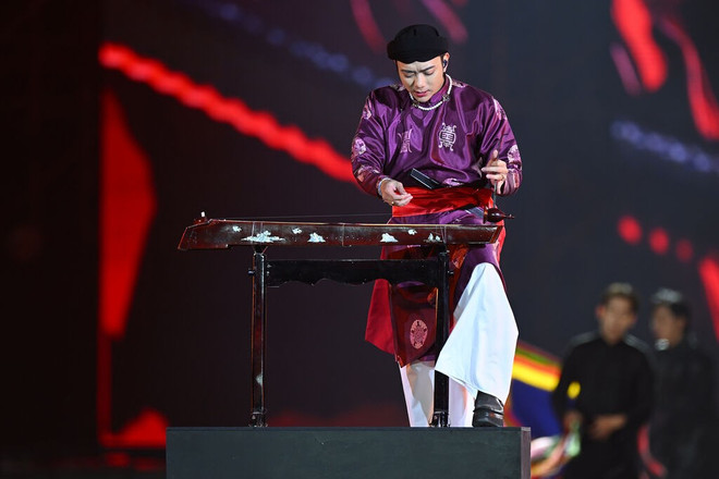 Sobin avec le chanson Trông com (Tambourin oblong). Photo : CTV sobin.jpg
