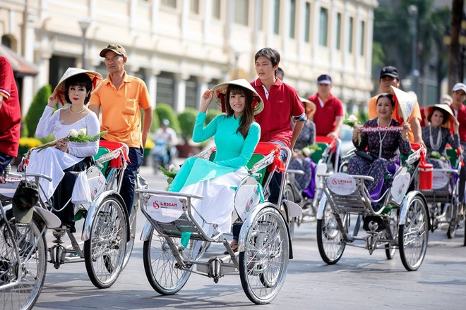 Les touristes préfèrent utiliser le cyclo pour explorer le centre-ville. Photo: xichlotours.com xich-lo-saigon.jpg