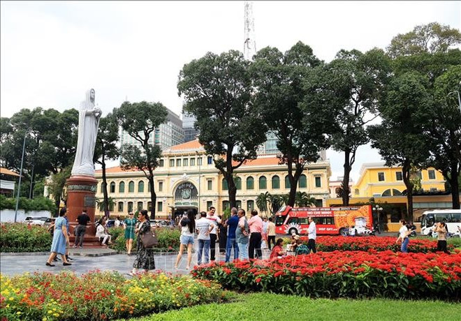 Des touristes visitant la Poste centrale de Hô Chi Minh-Ville. Photo: VNA poste-centrale-de-ho-chi-minh-ville.jpg