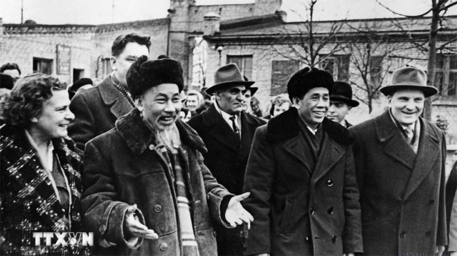 Le président Hô Chi Minh visitant l’usine Uralmash (oblast de Sverdlovsk) lors de sa visite officielle d’amitié en Union soviétique, juillet 1955. Photo d'archive: VNA le-president-ho-chi-minh-visitant-lusine-uralmash.jpg