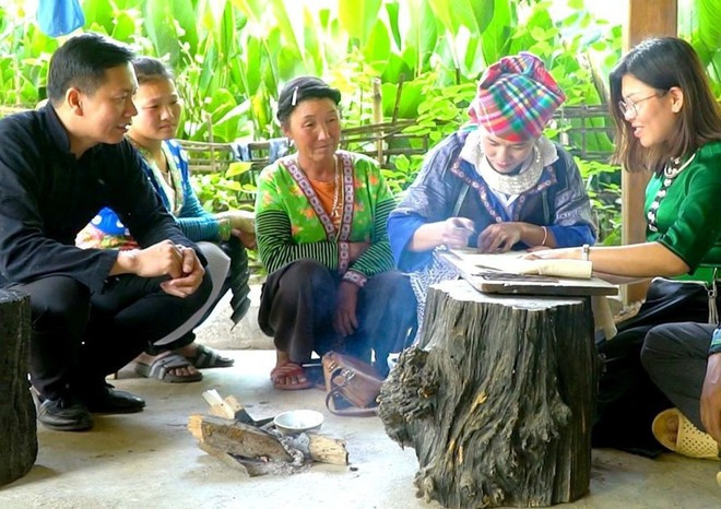 Dans la province de Lai Chau (Nord), des formations à la peinture à la cire d’abeille, une étape importante du métier traditionnel de tisserand de brocart, sont dispensées. Photo : VNA minorites.jpg