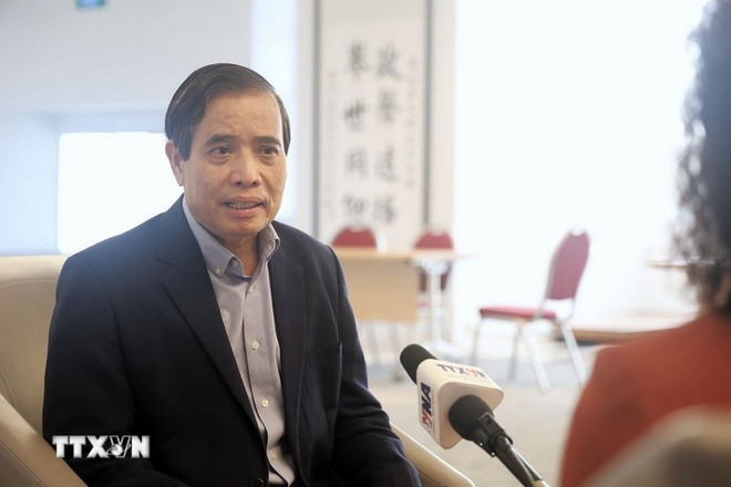 Le professeur Vu Minh Khuong, de l’École de politique publique Lee Kuan Yew au micro de la VNA à Singapour. Photo : VNA vu-minh-khuong.jpg