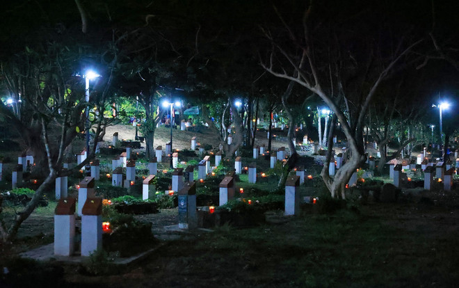 Dans le cimetière de Hàng Duong, le plus grand de l’île, reposent des dizaines de milliers de héros morts pour la Patrie. Photo: VNA cimetiere-hang-duong.jpg
