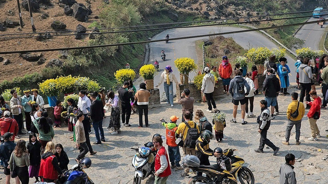 L’atmosphère animée du col de Tham Ma, où les motards s’arrêtent pour photographier les vendeurs locaux de mets et de souvenirs. atmosphere-animee-du-col-de-tham-ma.jpg