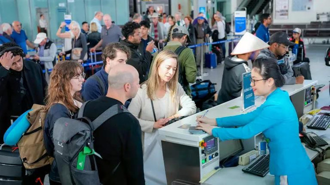 Des visiteurs internationaux effectuent les procédures d'entrée au Vietnam. Photo: VNA procedures-dentree.jpg