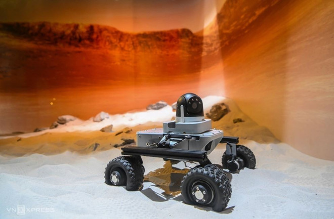 Une activité intéressante consiste à piloter un robot pour explorer Mars. Grâce à un système simulé et à un terrain de sable rouge sec, le robot est programmé pour effectuer des tâches telles que se déplacer sur un terrain accidenté, collecter des échantillons… Photo: VnExpress exploration-mars.jpg