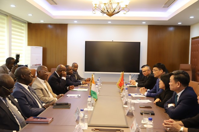 Lors d’une séance de travail entre le vice-président de l’Assemblée nationale du Vietnam, Vu Hông Thanh, et le ministre des Affaires étrangères, de l’Intégration africaine et des Ivoiriens de l’étranger, Kacou Houadja Léon Adom. Photo : VNA vu-hong-thanh-kacou-houadja-leon-adom.jpg