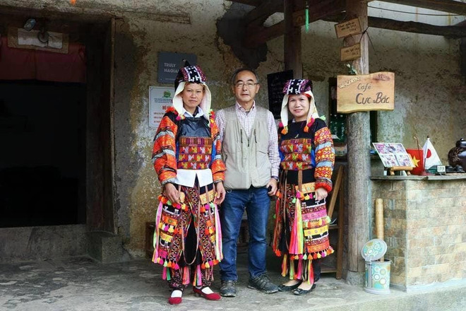 Yasushi Ogura (centre) pose devant le premier café de Lô Lô Chai. Photo : Zingnews yasushi-ogura.jpg