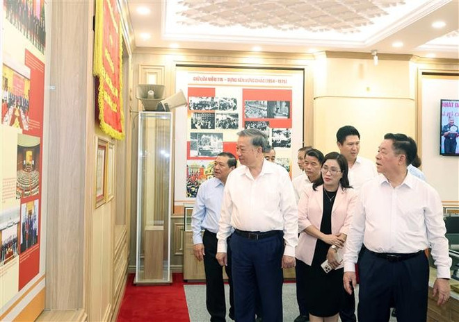 Le secrétaire général Tô Lâm visitant la salle des traditions de la Commission de la sensibilisation, de l’éducation et de la mobilisation des masses du Comité central du Parti communiste du Vietnam, à Hanoi, le 11 juin. Photo : VNA to-lam-vna.jpg