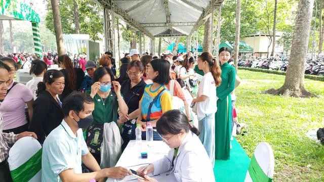 Les participants bénéficient d'examens de santé gratuits. Photo: suckhoedoisong.vn les-participants-beneficient-dexamens-de-sante-gratuits.jpg