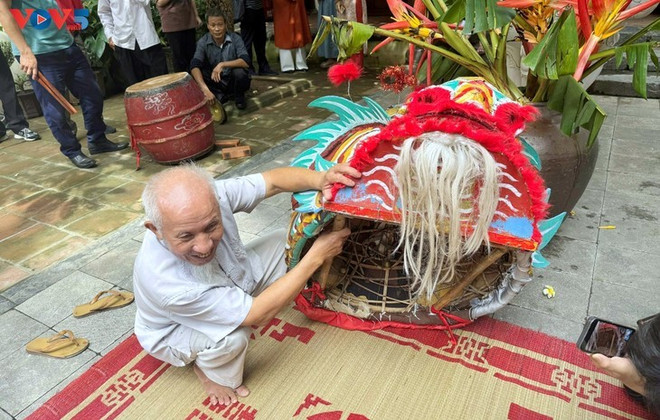 Nguyên Xuân Hiên explique la structure de la tête ancienne. Photo: VOV nguyen-xuan-hien.jpg