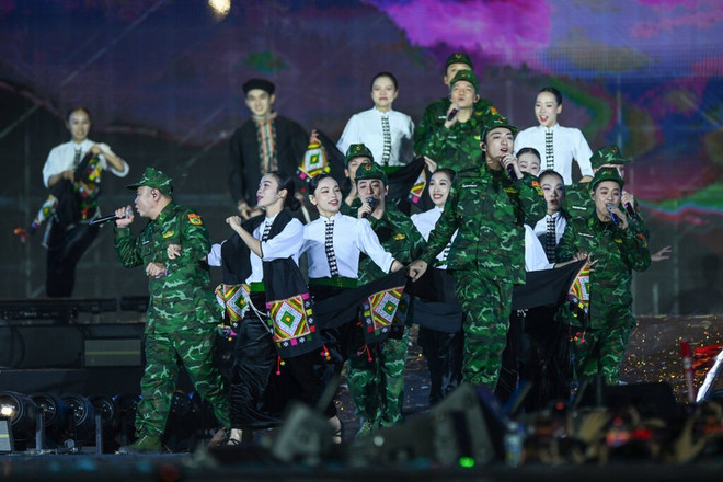 Les artistes chantent "Chiêc khan piêu" (Le foulard Piêu). Photo : CTV chiec-khan-pieu.jpg