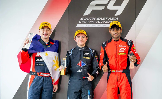 Le pilote vietnamien Alex Sawer Hoàng Dat (au centre) remporte le Championnat d’Asie du Sud-Est de Formule 4 2025. Photo: F4 hoang-dat-f4.jpg