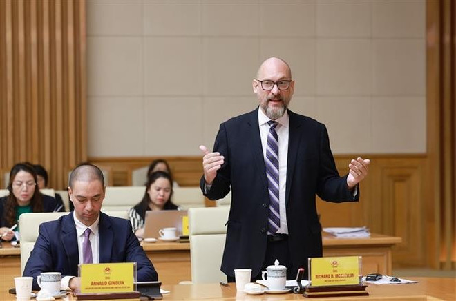 Richard D. McClellan, fondateur et PDG de RMAC Advisory, s’exprimant lors de la conférence, à Hanoi, le 1er novembre. Photo : VNA richard-d-mcclellan.jpg