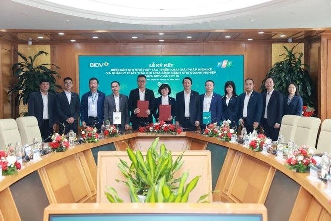 Cérémonie de signature du protocole d’accord entre la banque BIDV et le groupe FPT pour la mise en œuvre de la solution d’inventaire des gaz à effet de serre VertZéro. Photo : NDEL la-banque-bidv-et-le-groupe-fpt.jpg