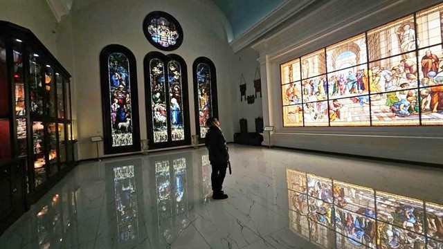 Un visiteur au Musée du verre d’art du Vietnam. Photo : gracieuseté du Musée du verre d’art du Vietnam visiteur-au-musee-du-vitrail.jpg