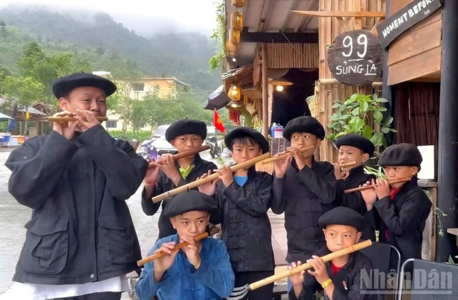 Ly Mi Cuong enseigne la flûte et la musique traditionnelle aux enfants. Photo: NDEL ly-mi-cuong.jpg
