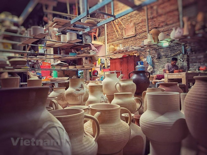 Dans l’atelier de Pham Anh Dao. Le jeune homme de petite taille est en train de fabriquer une grande vase en céramique, pour honorer une nouvelle commande. Photo: VietnamPlus pham-dao-anh.jpg