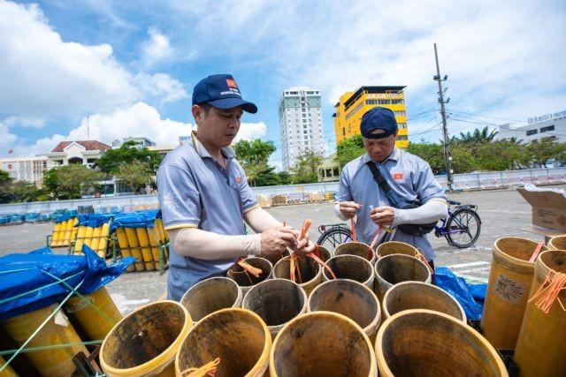 L’équipe vietnamienne de Dà Nang a installé des feux d’artifice sur la zone de lancement du port fluvial de Hàn. L’équipe animera la cérémonie d’ouverture du Festival international de feux d’artifice de Dà Nang le 31 mai. Photo : DIFF equipe-da-nang.jpg