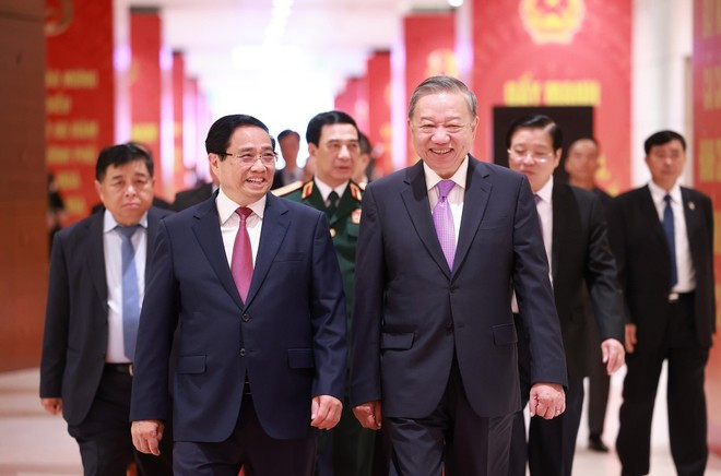 Le Premier ministre Pham Minh Chinh accueille le secrétaire général du Parti communiste du Vietnam, Tô Lâm, à la cérémonie marquant le 80e anniversaire de la fondation du gouvernement. Photo : VNA pham-minh-chinh-to-lam.jpg
