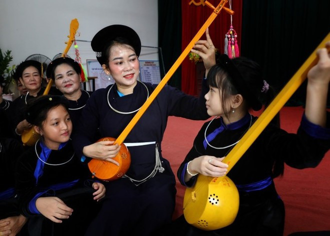 Les enfants apprennent le chant then et le dan tinh (un instrument à cordes traditionnel) au club de chant then et de dan tinh de la commune de Luc Ngan, province de Bac Ninh. Photo : VNA then-bac-ninh.jpg
